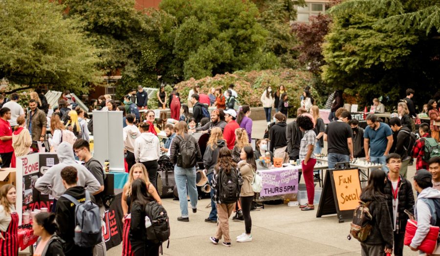 Groups of Seattle University students walking through the 2022 Involvement Fair in the SU quad.